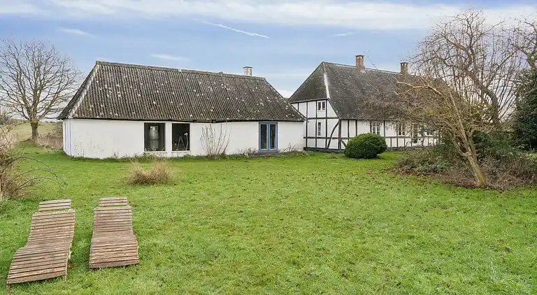 Idyllischer Hof von 1857 in Langelands Natur