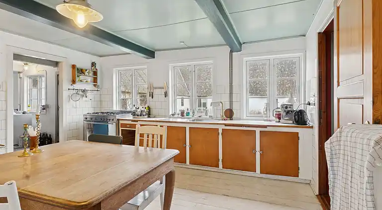 Idyllischer Hof von 1857 in Langelands Natur