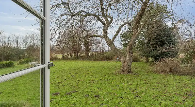 Idyllischer Hof von 1857 in Langelands Natur