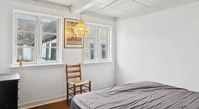 Idyllischer Hof von 1857 in Langelands Natur