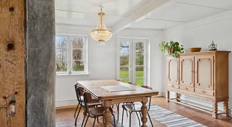 Idyllischer Hof von 1857 in Langelands Natur