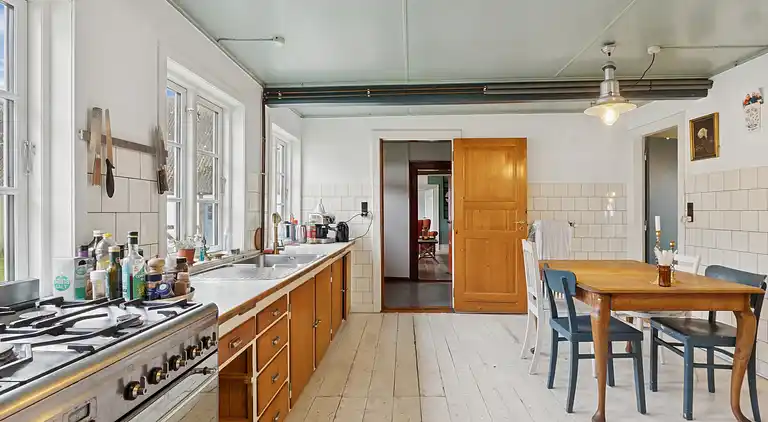 Idyllischer Hof von 1857 in Langelands Natur