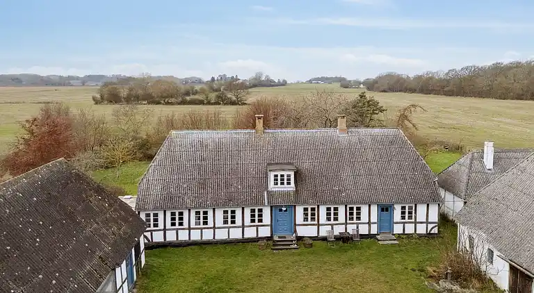 Idyllischer Hof von 1857 in Langelands Natur