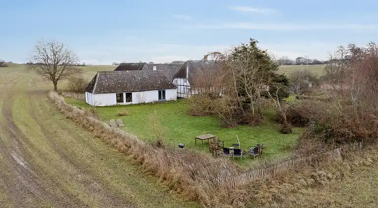 Idyllischer Hof von 1857 in Langelands Natur
