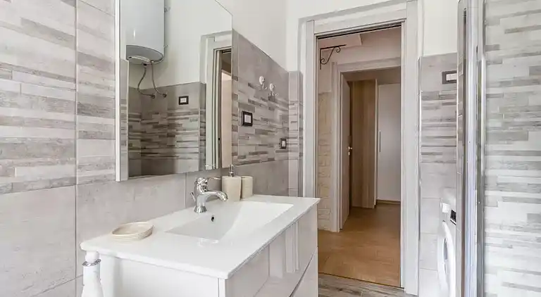 Gemütliche, flache Schritte von den Stränden von Porto