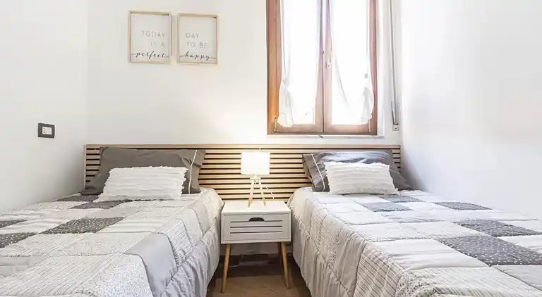 Gemütliche, flache Schritte von den Stränden von Porto