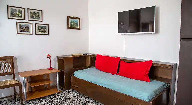 Downtown flat 250mt from the beach