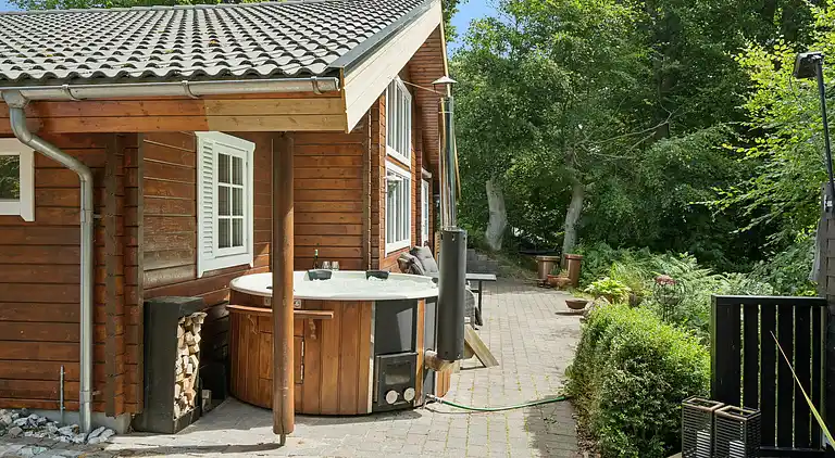 Moderne sommerhus med vildmarksbad og nær vandet