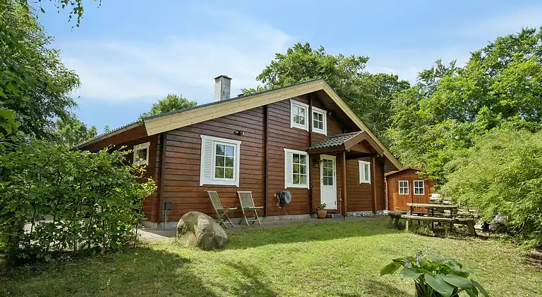 Moderne sommerhus med vildmarksbad og nær vandet