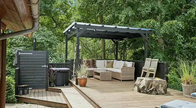 Moderne sommerhus med vildmarksbad og nær vandet