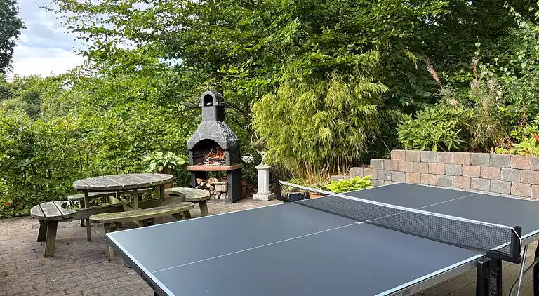 Moderne sommerhus med vildmarksbad og nær vandet