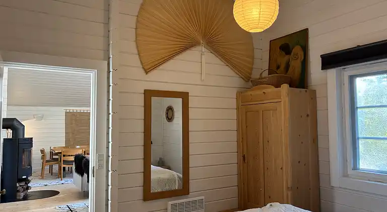 Moderne sommerhus med vildmarksbad og nær vandet