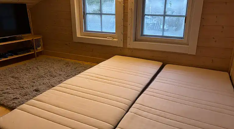 Moderne sommerhus med vildmarksbad og nær vandet