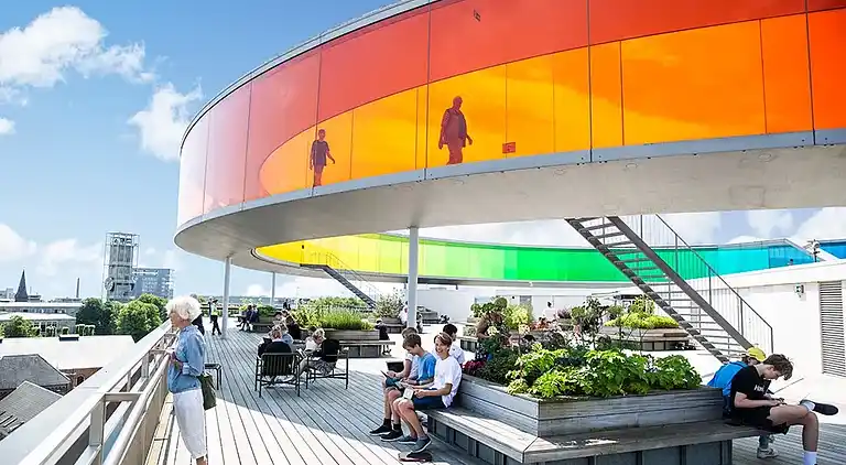 Moderne sommerhus med vildmarksbad og nær vandet