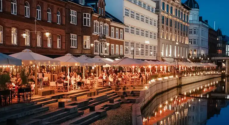 Moderne sommerhus med vildmarksbad og nær vandet
