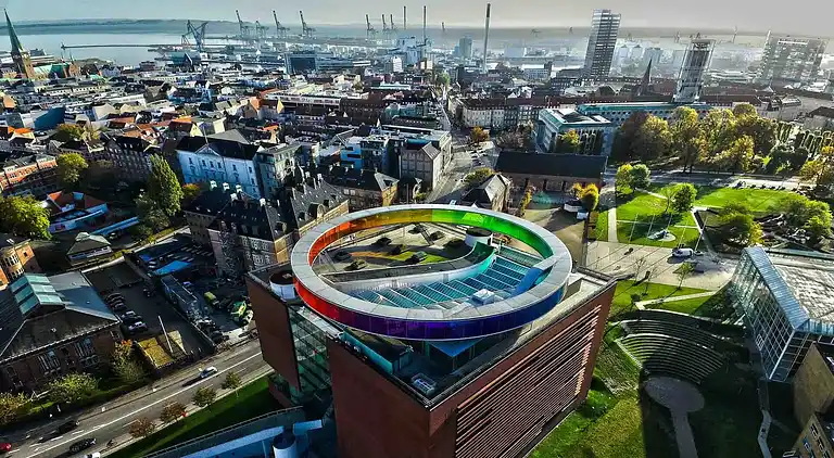 Moderne sommerhus med vildmarksbad og nær vandet