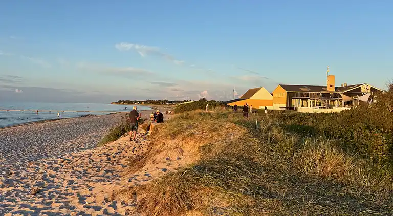 Moderne sommerhus med vildmarksbad og nær vandet