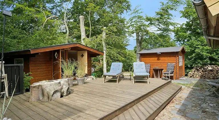 Moderne sommerhus med vildmarksbad og nær vandet