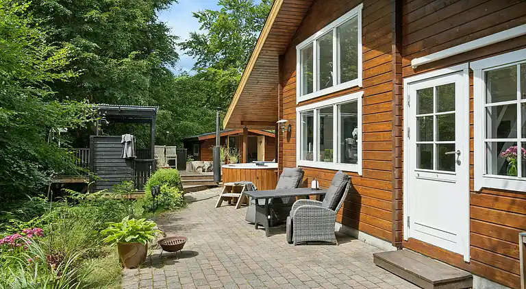 Moderne sommerhus med vildmarksbad og nær vandet