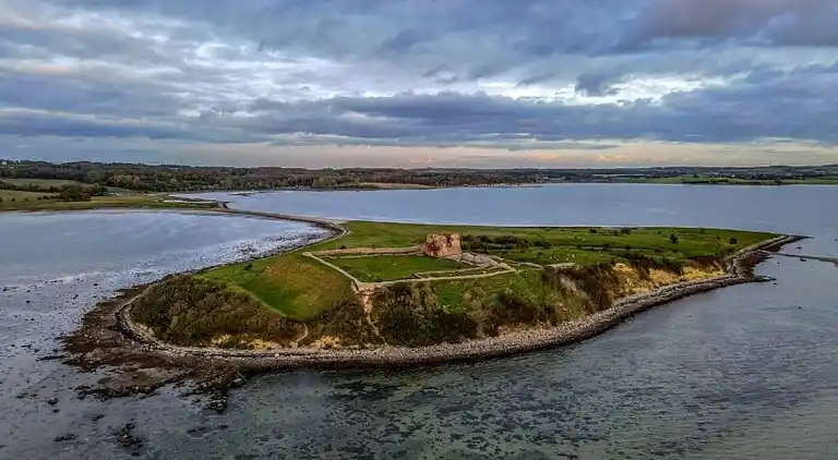 Moderne sommerhus med vildmarksbad og nær vandet