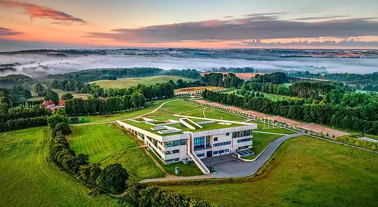 Moderne sommerhus med vildmarksbad og nær vandet