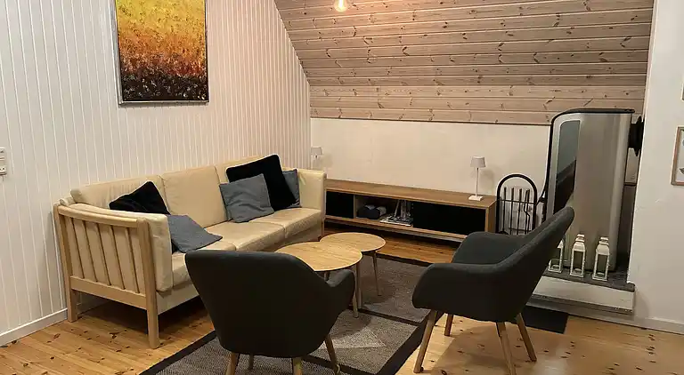 Charmerende sommerhus med stråtag tæt ved vandet