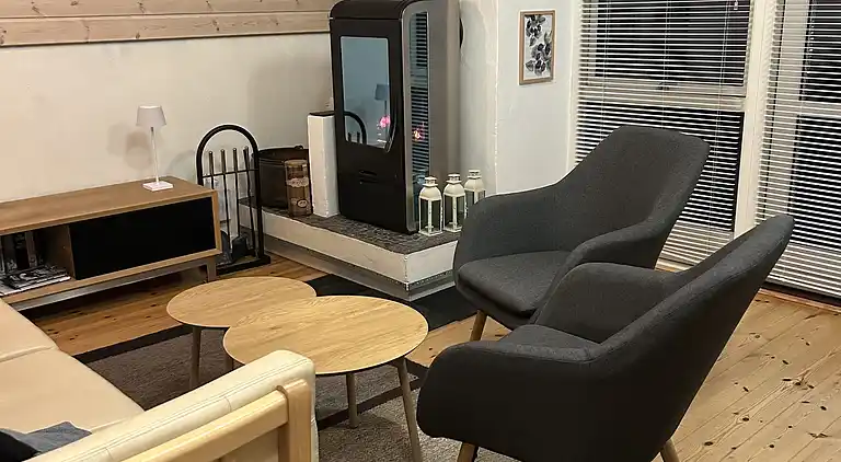 Charmerende sommerhus med stråtag tæt ved vandet