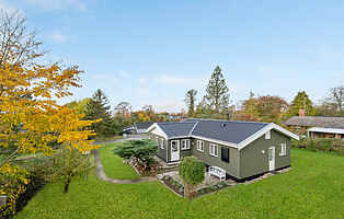 Trivsamt fritidshus med natur och terrass