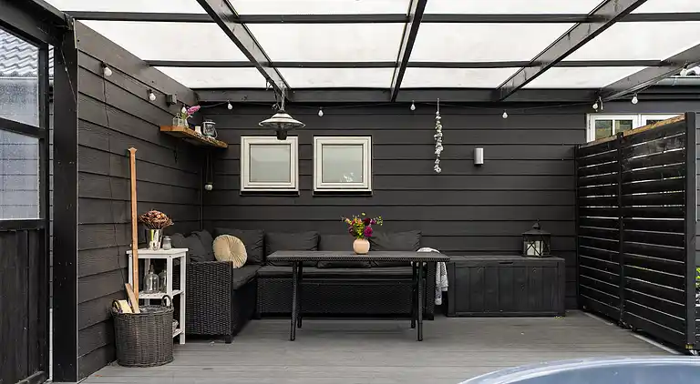 Modernes Ferienhaus mit Badezuber und Natur