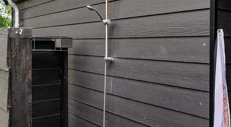 Modernes Ferienhaus mit Badezuber und Natur