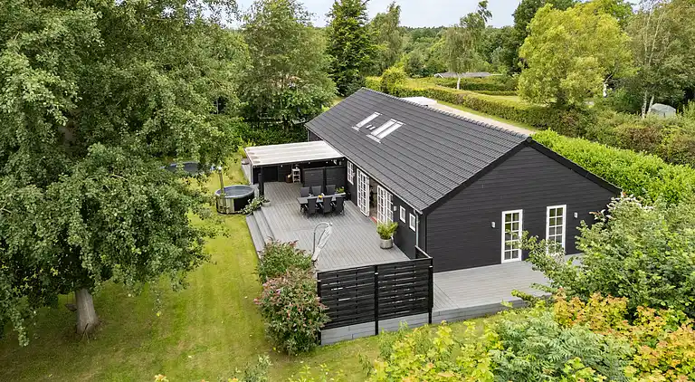 Modernes Ferienhaus mit Badezuber und Natur