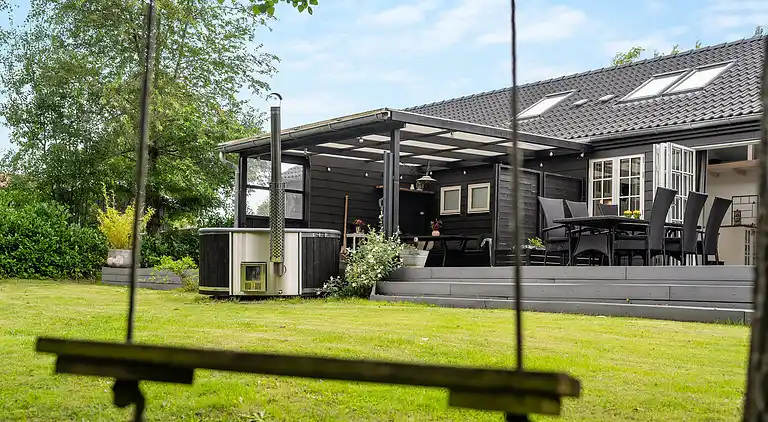 Modernes Ferienhaus mit Badezuber und Natur