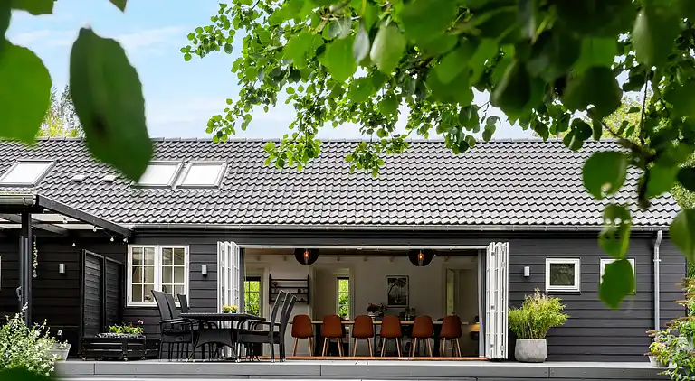 Modernes Ferienhaus mit Badezuber und Natur