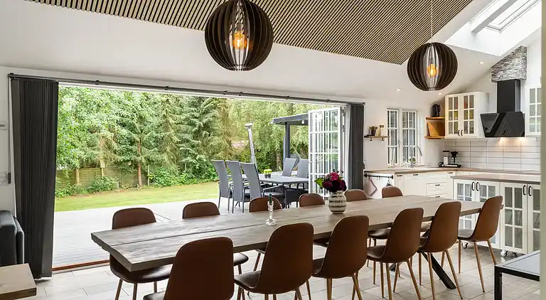 Modernes Ferienhaus mit Badezuber und Natur