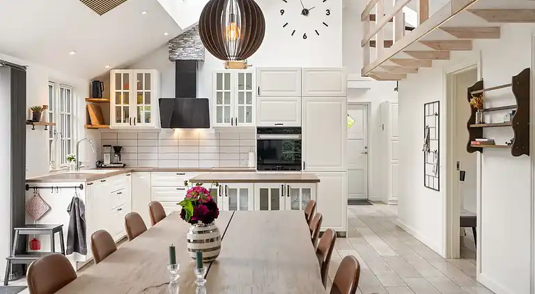 Modernes Ferienhaus mit Badezuber und Natur