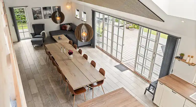 Modernes Ferienhaus mit Badezuber und Natur