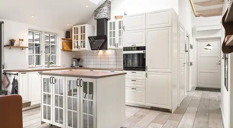 Modernes Ferienhaus mit Badezuber und Natur