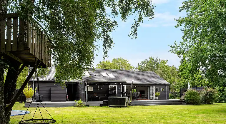 Modernes Ferienhaus mit Badezuber und Natur