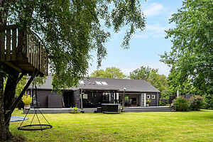 Modernes Ferienhaus mit Badezuber und Natur