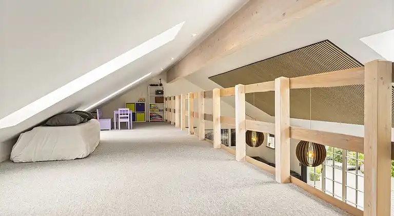 Modernes Ferienhaus mit Badezuber und Natur