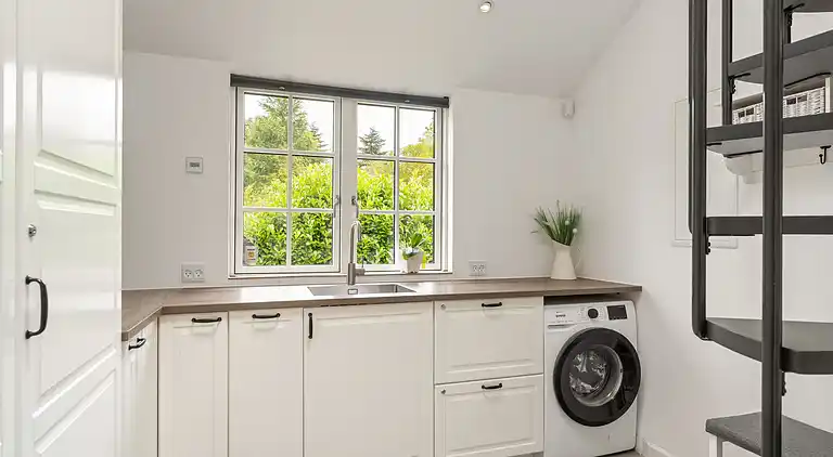 Modernes Ferienhaus mit Badezuber und Natur