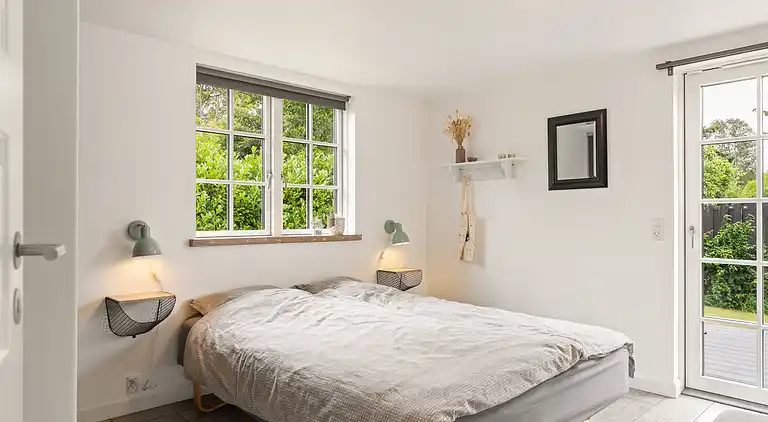 Modernes Ferienhaus mit Badezuber und Natur