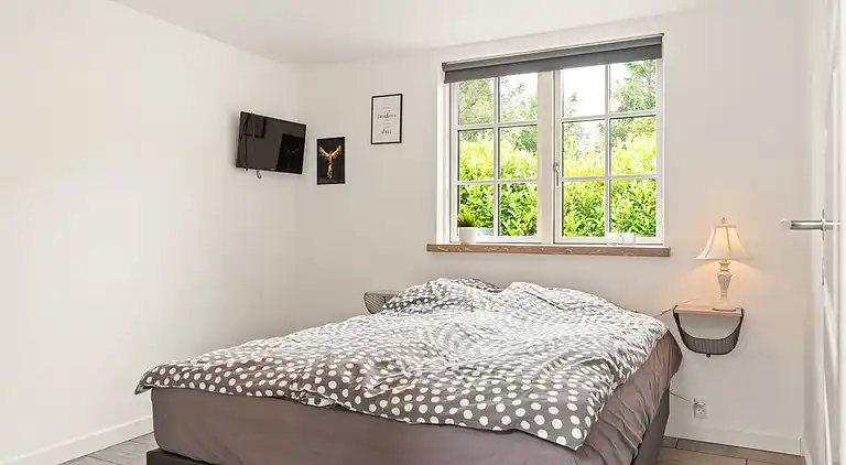 Modernes Ferienhaus mit Badezuber und Natur