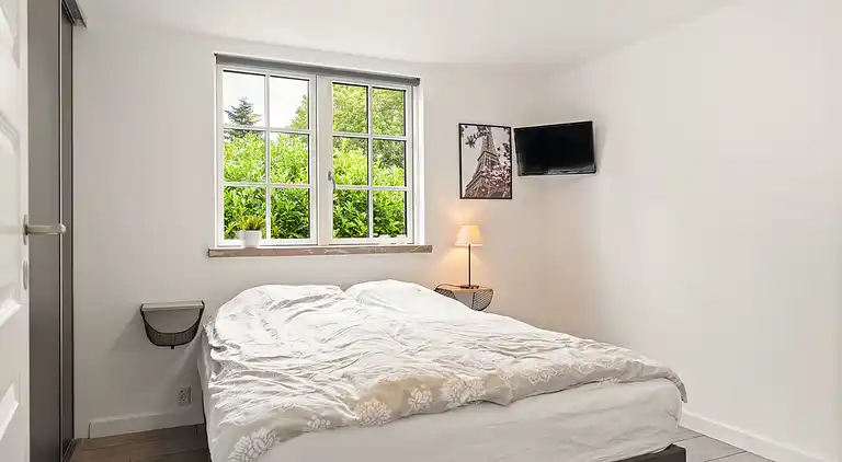 Modernes Ferienhaus mit Badezuber und Natur