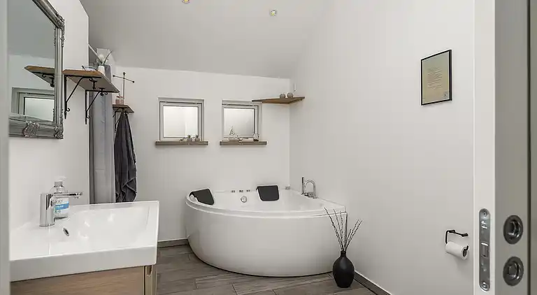 Modernes Ferienhaus mit Badezuber und Natur