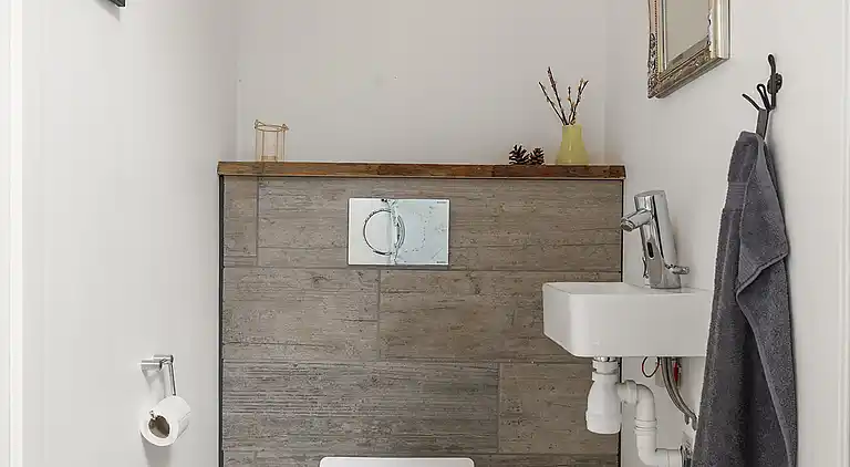 Modernes Ferienhaus mit Badezuber und Natur