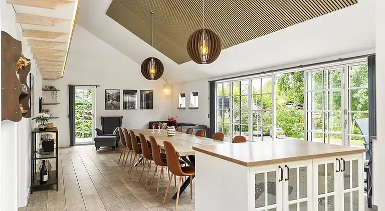 Modernes Ferienhaus mit Badezuber und Natur