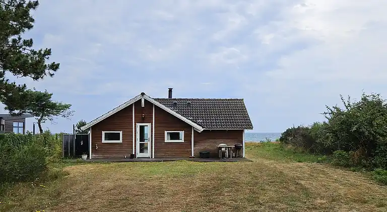 Sommerhus med havudsigt og strand i baghaven