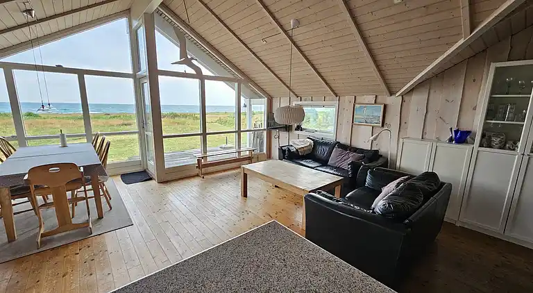 Sommerhus med havudsigt og strand i baghaven
