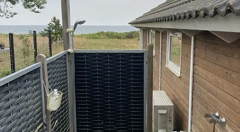 Sommerhus med havudsigt og strand i baghaven
